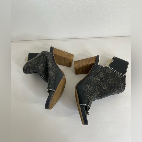 Spring Step L'Artiste Fab Sandal Flower Embossed Laser Cut Leather Black Size 36 - Picture 2 of 6